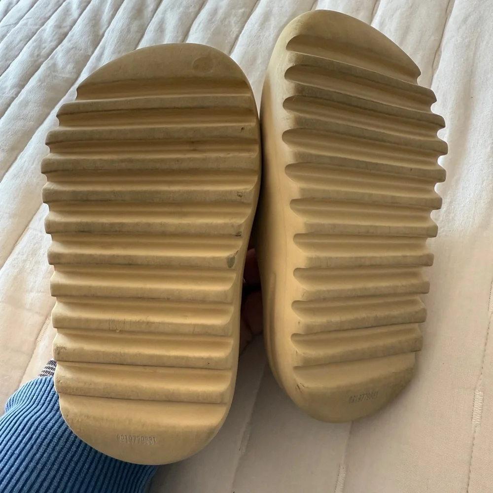 Adidas Yeezy Kids Slides in color bone - Picture 4 of 6